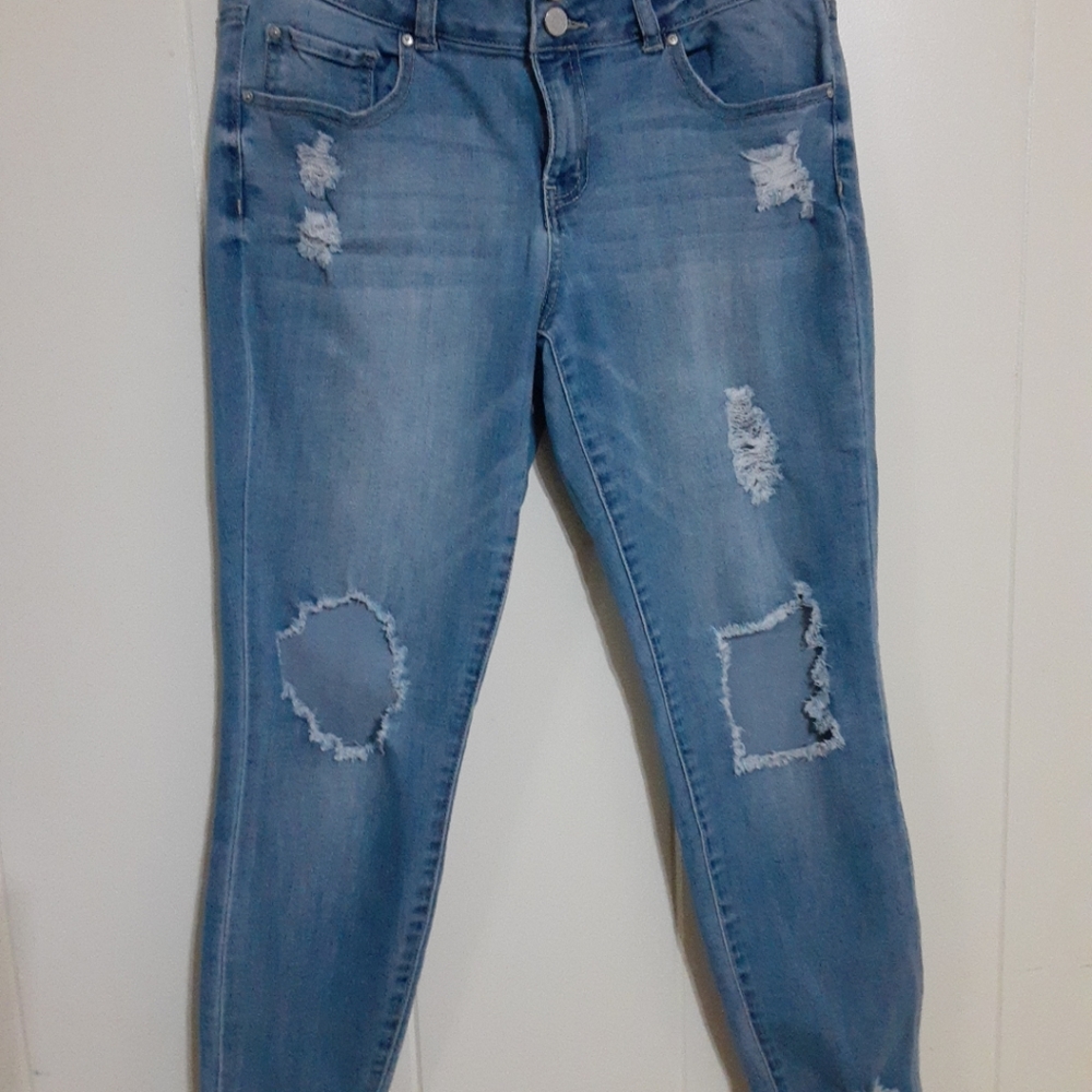 Refuge jeans Womens size 8 Distressed mid rise light wash denim read flaw